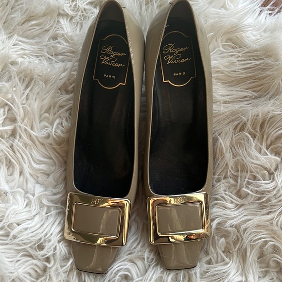 Roger Vivier Shoes - Belle Roger Vivier buckle pumps in patent leather